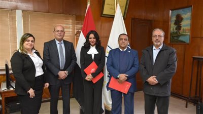 ترصد حال المصريين خلال حكم الإخوان.. رضوى العوضي تحتفل بأحدث إصداراتها 