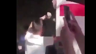 جماهير إنجلترا تقتحم محلا سويديا بعد التأهل لنصف نهائي المونديال (فيديو)