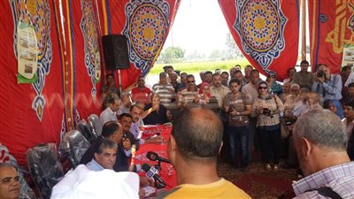 بالصور.. وزير البيئة يبحث مع مزارعي الدقهلية الاستفادة من قش الأرز