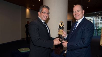 وزير الآثار يهدي حاكم موناكو نسخة من تمثال توت عنخ آمون