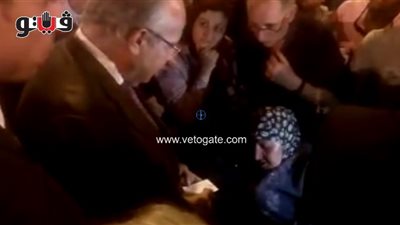 بالفيديو.. وزير التنمية المحلية يستمع لشكوى سيدة مسنة بميدان الألفي