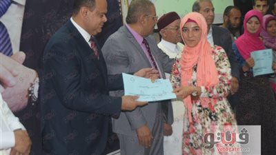 بالصور.. محافظ مطروح يكرم أوائل الثانوية العامة والدبلومات الفنية
