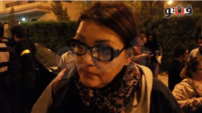 بالفيديو..«جميلة» و«علي» يصلان قسم القاهرة الجديدة للتضامن مع «محتجزي الشورى»