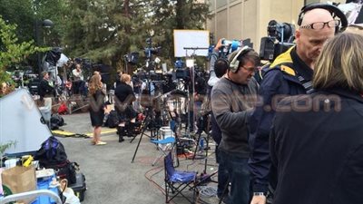 بالصور.. إقبال جماهيري على متاجر أبل بأمريكا انتظارا لـ