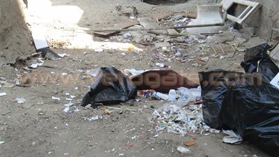 بالصور.. القمامة تحيط بمستشفى نجع حمادي العام