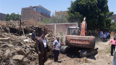 شن حملة لإزالة التعديات بمدينة إسنا جنوب الأقصر (صور)