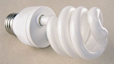 بالفيديو..«الكهرباء»: مناقصة لشراء 10 ملايين لمبة موفرة خلال شهرين