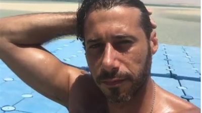 بالفيديو.. أحمد السعدني يستمتع بالإجازة على شاطىء البحر