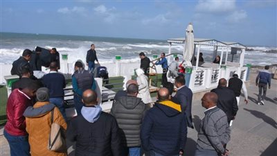 حملة لإزالة الإشغالات الحاجبة لرؤية البحر عن المواطنين في الإسكندرية | صور