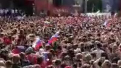 لاعبو روسيا يلتقون الجماهير بعد الخروج من المونديال (فيديو)