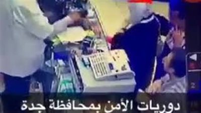 بالفيديو.. لحظة سرقة جهاز «كاشير» من صيدلية أمام الزبائن