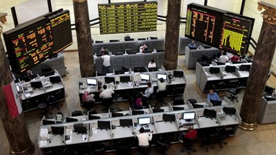تباين مؤشرات البورصة بمنتصف التعاملات