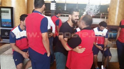 بالصور.. متعب والسعيد يصلان مقر إقامة بعثة الأهلي بإسبانيا