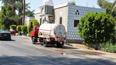 محافظ سوهاج يحيل سائق سيارة صرف صحي تفرغ حمولتها على الطريق للتحقيق