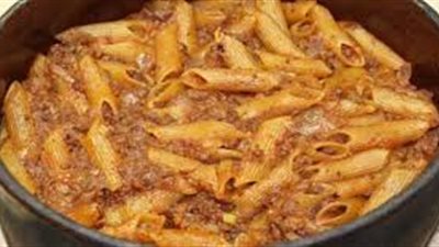 حضري المكرونة بالصلصة واللحم المفروم على طريقة الشيف نيفين