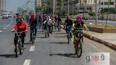 بالصور.. فتيات طنطا يركبن الدراجات وسط تشجيع السائقين