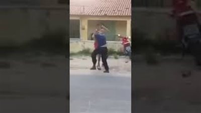 بالفيديو.. «خناقة» بين رجلين طويلي القامة تنتهي بمفاجأة