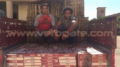 بالصور.. ضبط سائق وتاجر أثناء تهريب 17 ألف علبة سجائر بمطروح