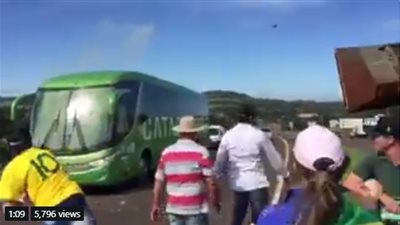 هجوم عنيف بالحجارة على حافلة منتخب البرازيل (فيديو)