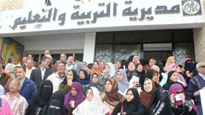 وقفة احتجاجية للمدرسين أمام مديرية التربية والتعليم بالعريش