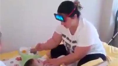 بالفيديو.. أم تبتكر طريقة مذهلة لإطعام رضيعها بسهولة