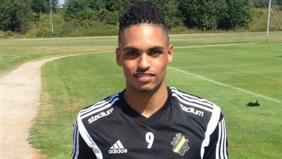 أمير عادل يشارك في تعادل فريقه أمام يورجوردن بالدوري السويدي