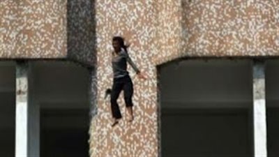 بالفيديو.. «أم» وعشيقها يُلقيان طفلة من «البلكونة» تفرغًا لـ «المتعة الحرام»