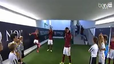 بالفيديو.. «محمد صلاح» يصافح الأطفال قبل مباراة روما واليوفنتوس