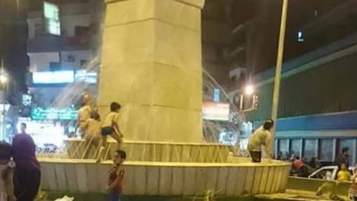 أطفال الشرقية يحولون نافورة «طلعت حرب» لحمام سباحة (صور)