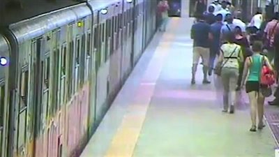 بالفيديو والصور.. قطار يسحل امرأة في غفلة من سائقه