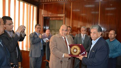 بالصور.. وزير البيئة ومحافظ الدقهلية يناقشان سبل مواجهة «حرق قش الأرز»