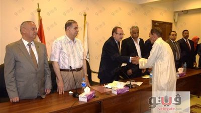 بالصور.. محافظ بني سويف يسلم شيكات التعويضات لأسر شهداء أتوبيس الأقباط