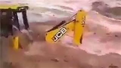 لحظة محاصرة سيول شخص على متن جرافة (فيديو)