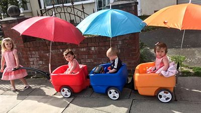 بالفيديو والصور.. امرأة ترصد معاناتها مع توأمها الثلاثة