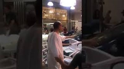 سيارة تقتحم مقهي وتدهس الزبائن (فيديو)