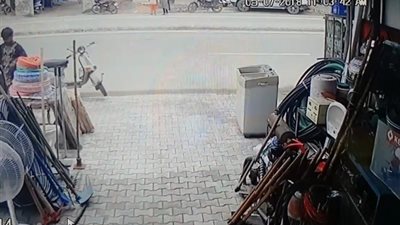 سقوط مروع لامرأة من فوق دراجة نارية (فيديو)