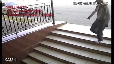 لص يلقن امرأة «علقة ساخنة» ويسرق قلادتها (فيديو)