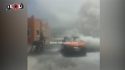 بالفيديو والصور.. اشتعال النيران في سيارة بسبب شدة الحرارة بالغردقة