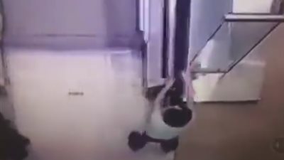 امرأة تفشل في إنقاذ طفل علق بالسلم الكهربائي (فيديو)