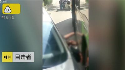 لحظة دهس سيارة مسرعة امرأتين (فيديو)