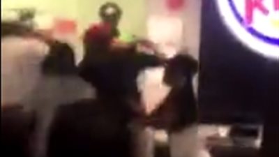 مشاجرة عنيفة بين مجموعة من الأشخاص داخل مول (فيديو)