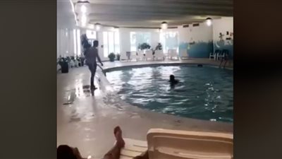 رد فعل شاب نفذ صديقه مقلبا به داخل حمام السباحة (فيديو)
