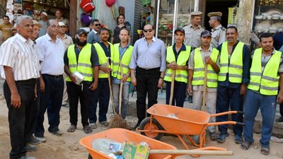 محافظ سوهاج يشيد بعمال نظافة مركز ومدينة طهطا (صور)