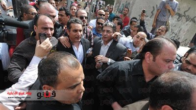 بدء التحقيق مع باسم يوسف بتهمة ازدراء الأديان وإهانة مرسى