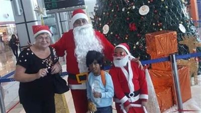 بابا نويل يحتفل مع المسافرين بالكريسماس بمطار الغردقة