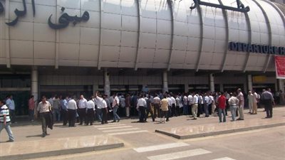 تظاهر موظفى جمارك مطار القاهرة احتجاجا على تدخل المباحث في عملهم