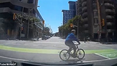 بالفيديو.. سيارة تصدم قائد دراجة ليطير في الهواء