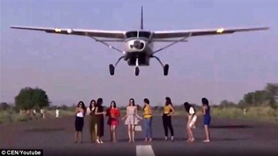بالفيديو والصور.. عارضات أزياء يعرضن أنفسهن للخطر أسفل طائرة