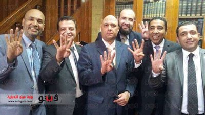 بالصور.. «قضاة من أجل مصر» يلتقطون الصور مع الاعلاميين بـ «شارة رابعة»