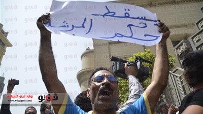 بالصور..المتظاهرات أمام دار القضاء يهتفن ضد 